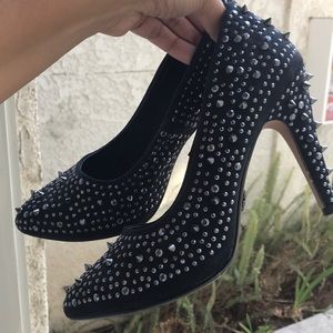 Rock & Republic Black Spiked Pump sz 7.5